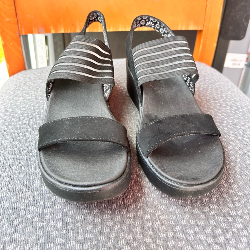 Black Skechers Size 7
